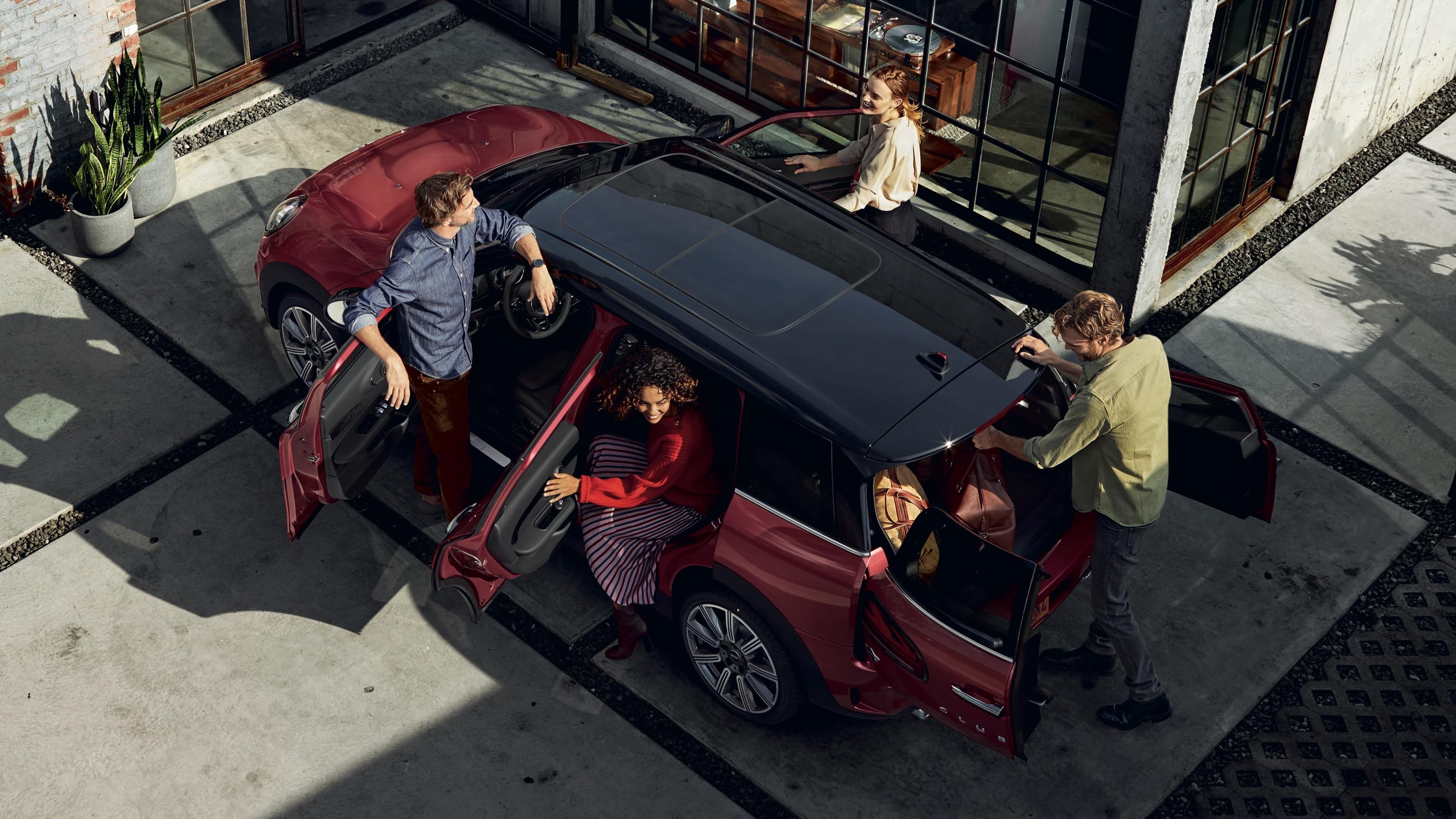 MINI Clubman – rouge et noir – six portes ouvertes, vue de dessus MINI Clubman – rouge et noir – six portes ouvertes, vue de dessus